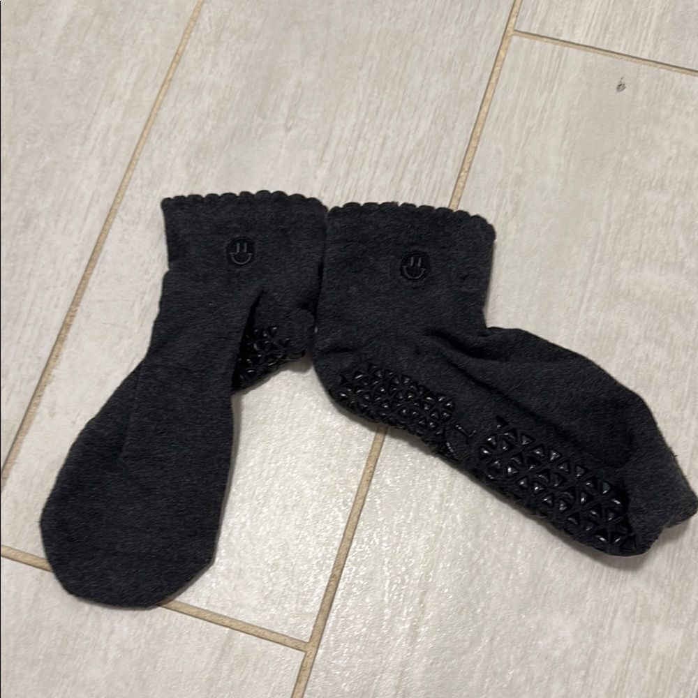 Tavi Grey grip socks